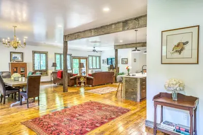 Image de Calme Cozy 3 Bdrm / 2. 5 Bath Home, v��randa, foyer, 10 Min Dwntn Avl