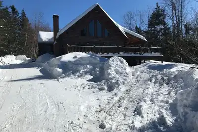 Image de 4 Bdr, 3 Bath Log Cabin Vues de Mt Snow, Vast Snowmobile. bain à remous extérieur
