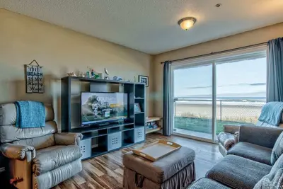 Image de «Six sur la plage\" - Moderne Condo sur la plage avec piscine, sauna et accès à la plage!