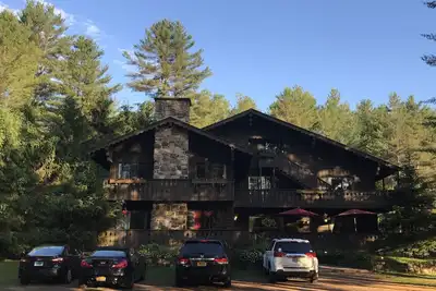 Image de Great Adirondack Lodge Ideal Pour RÉUNIONS \/ Retraites! 1200 $ par nuit 42 personnes!