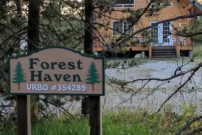 Image de Forest Haven, un chalet confortable, à 30 minutes de Yellowstone!