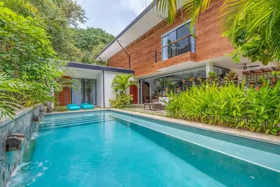 Image de Belle nouvelle maison moderne, situé au centre, piscine, à seulement 300m de la plage