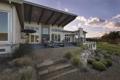 Image de Domaine viticole privé de Carneros, y compris majordome / chef / personnel de ménage.