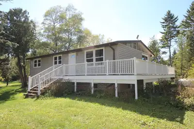 Image de Cottage récemment mis à jour sur 12 acres à quelques minutes du parc d'État de Potawatomi!