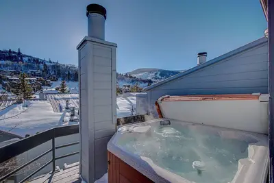 Image de 3br Suites HEARTofPARKCity; HotTub wView; WalkTOMainST; Ft à bus gratuit vers Dv et Pc