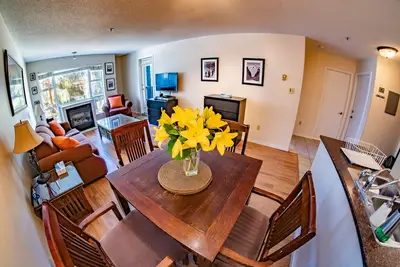 Image de Spacieux 1 chambre Glacier Lodge Blackcomb Base True Ski in Ski Out