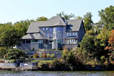 Image de Private 7+ Bedroom Home avec piscine et bain Ă remous se trouve sur plus de 700 pieds de bord du lac