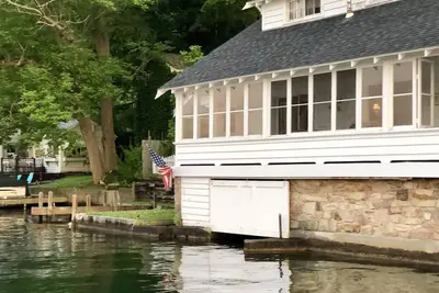 Image de Maison intemporelle de 4 chambres au bord du lac avec une vue magnifique