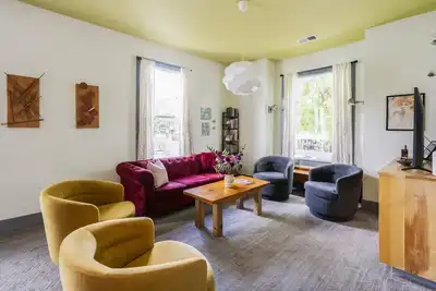 Image de Idéalement situé, moderne et artistique grande maison ~ Parfait pour les groupes