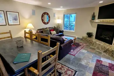 Image de Condo rénové avec WiFi gratuit, parking, piscine chauffée, bains à remous, navette pour les skieurs