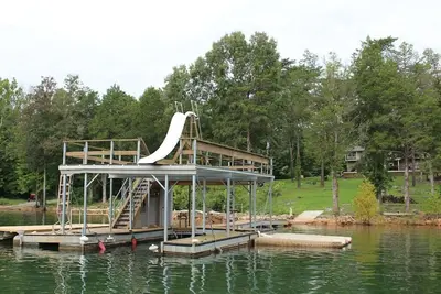 Image de Belle maison moderne sur une pente douce, bain à remous privé, quai à deux étages