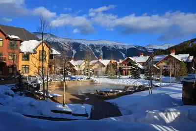 Image de Unité de coin de luxe 2 chambres au premier étage face aux montagnes et à la piscine!
