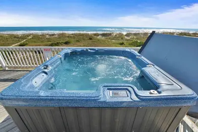 Image de Attrapez les vagues ou détendez-vous! Oceanfront w \/ Pool, bain à remous, salle de jeux, Dog-Friendly & More