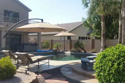 Image de Cette maison a tout! Bain à remous et piscine et foyer extérieur tous dans un excellent emplacement!