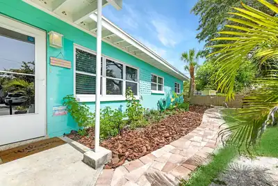 Image de Maison de luxe de 3 chambres, entièrement rénovée, à seulement quelques pas de la plage!