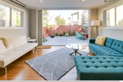 Image de Maison moderne et spacieuse sur trois niveaux avec vue sur le toit-terrasse, jardin et parking gratuit