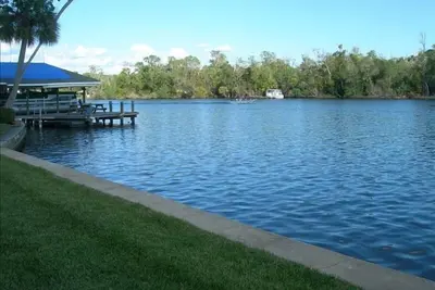 Image de Condo sur la rivière Homosassa avec un glissement de bateau couvert.