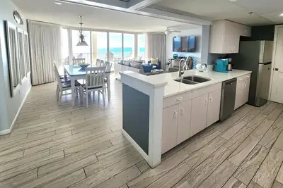 Image de Tower 3 - 3 Br / 3 Ba all Ocean Front! Chaises de plage / parasol gratuits