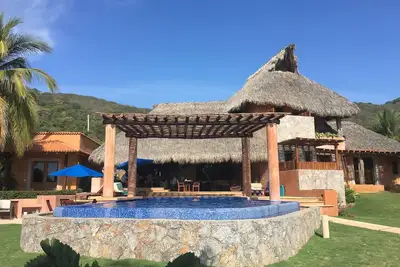 Image de Villa de luxe 5 chambres - plage privée, piscine, chef, vue sur l'océan et couchers de soleil