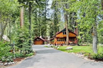 Image de Romantique Log Cabin avec bain à remous et Internet (Dog Friendly)