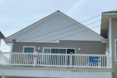 Image de Spacieux condo au dernier étage 2 pâtés de maisons de la promenade et de la plage