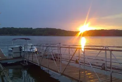 Image de Impressionnante maison au bord du lac avec vue panoramique et quai de bateau privé