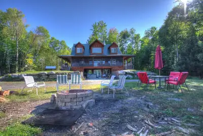 Image de lodge de style adirondack toutes saisons et complexe hôtelier sur un étang naturel de glacier isolé
