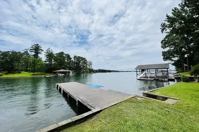 Image de Cabine au bord du lac avec véranda grillagée et quai personnel - Rénovée