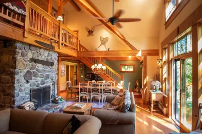 Image de Magnifique Adirondack Lodge-Walk To Town - Hot Tub-Game Room-Check It Out! !