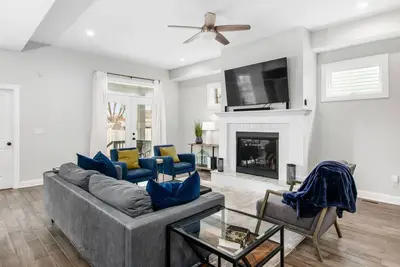 Image de Large Short North Home, 4 Bd, 3 Ba, Parking gratuit / Wifi; Situé près de Osu / Downtown