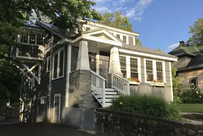 Image de Confortable maison récemment rénovée dans le coeur de la ville!