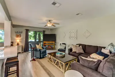 Image de Forest Ridge Townhome - Magnifiquement rénové Pet Friendly - Courte promenade à la plage