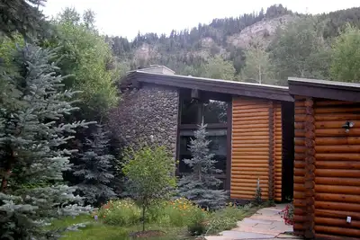Image de Maison d'artiste par Bald Mtn, rivière. Marcher pour skier, pêcher, faire de la randonnée, du vélo, manger, des théâtres +