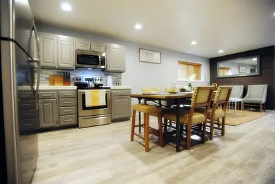 ★ aventure aventure ★ lit king ★ moderne super propre condo | 6 personnes confortablement