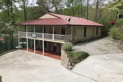 Image de Belle maison au bord du lac, quai avec glissement couvert dans Cove protégé, quelques étapes