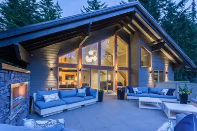 Image de Alta Lake Chalet: Spa privé, plafond voûté, Barbecues, Cinéma, Jardin, Decks