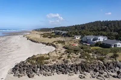 Image de Oceanfront, Private Beach Access, Wifi, Hot Tub, Fire Pit, 6 chambres, pour 14 personnes