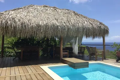 Image de Cadre paradisiaque, vue mer des caraïbes, piscine et grande terrasse ombragée.
