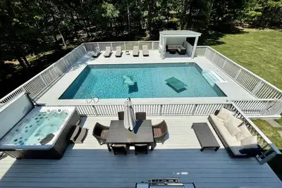Image de Vélo à la plage! Piscine chauffée, bain à remous, foyer