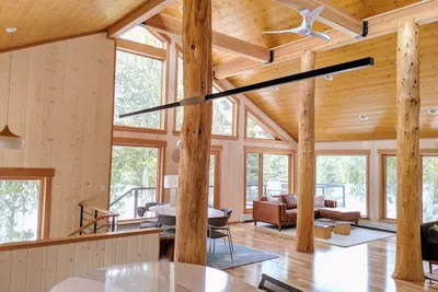 Image de Lake House remplie de lumière nichée dans les bois du nord