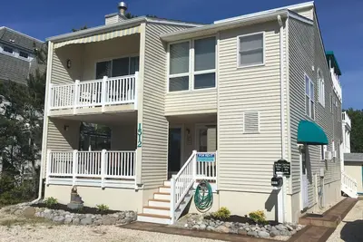 Image de Oceanside, 3ème maison de la plage, près des magasins et attractions - Premier étage, 2 bains!