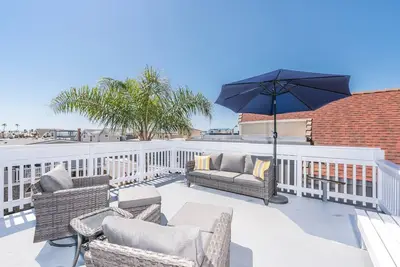 Image de Escapade au bord de la plage à l'étage avec A / C, terrasse sur le toit et balcon - Vues panoramiques!