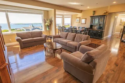 Image de Luxe, vue imprenable, 6 chambres / 5 salles de bain, 3, 800+ s. f. , Golf Disc.