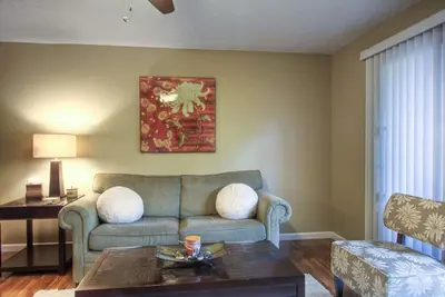 Image de Magnifique condo situé au centre. Unité de rez-de-chaussée propre et confortable