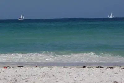 Image de Étapes de la plage, vue sur le golfe, empreintes de pas dans le sable