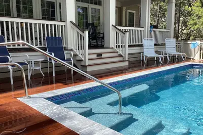 Image de Belle maison privée avec 4 chambres et 4 salles de bains avec piscine chauffée. Semaines 8\/10, 8\/24 réduites!