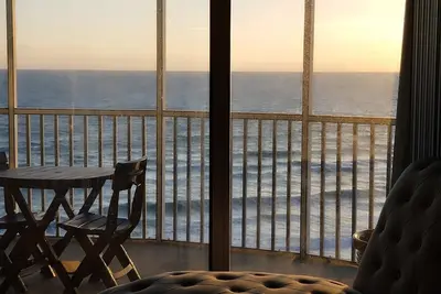 Image de Nouvelle Liste! Penthouse Oceanfront, récemment rénové 3/2, piscine, saunas, tennis Crt