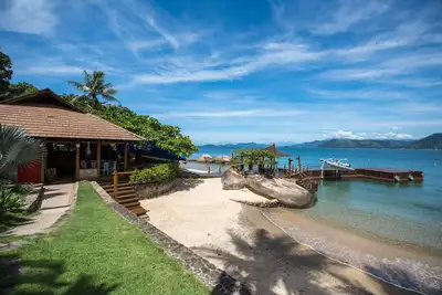 Image de Extrémité est. Spectaculaire maison en bord de mer avec 7 chambres, plage privée.