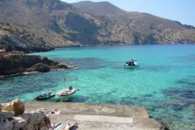 Image de Maison en pierres avec piscine, magnifique vue mer, au milieu des oliviers.