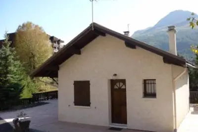 Image de joli petit châlet individuel en pied de pistes exposé plein sud